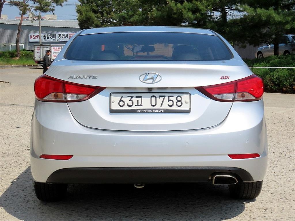 HYUNDAI Avante - Vista 4