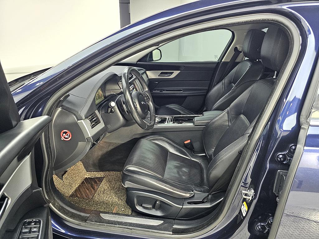 Jaguar XF - Vista 8