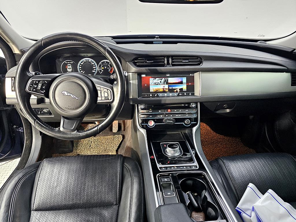 Jaguar XF - Vista 5