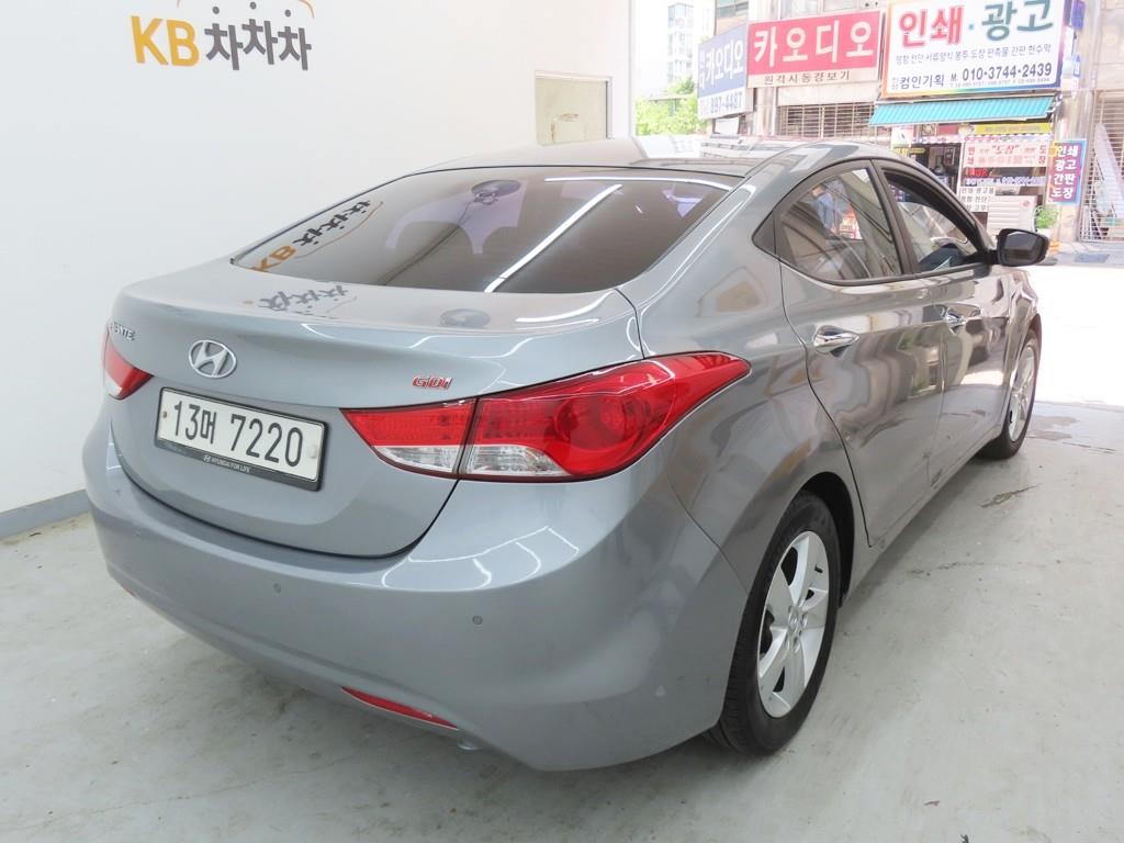 HYUNDAI Avante - Vista 3