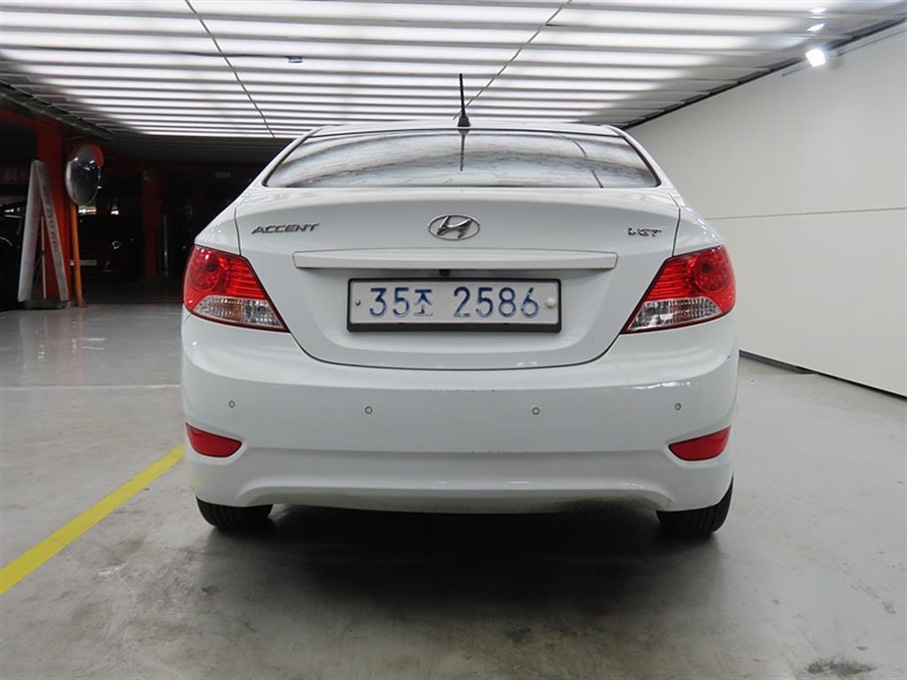 HYUNDAI Accent - Vista 3