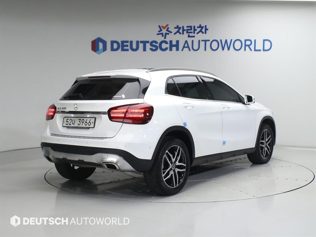 Mercedes Benz GLA Class - Vista 4