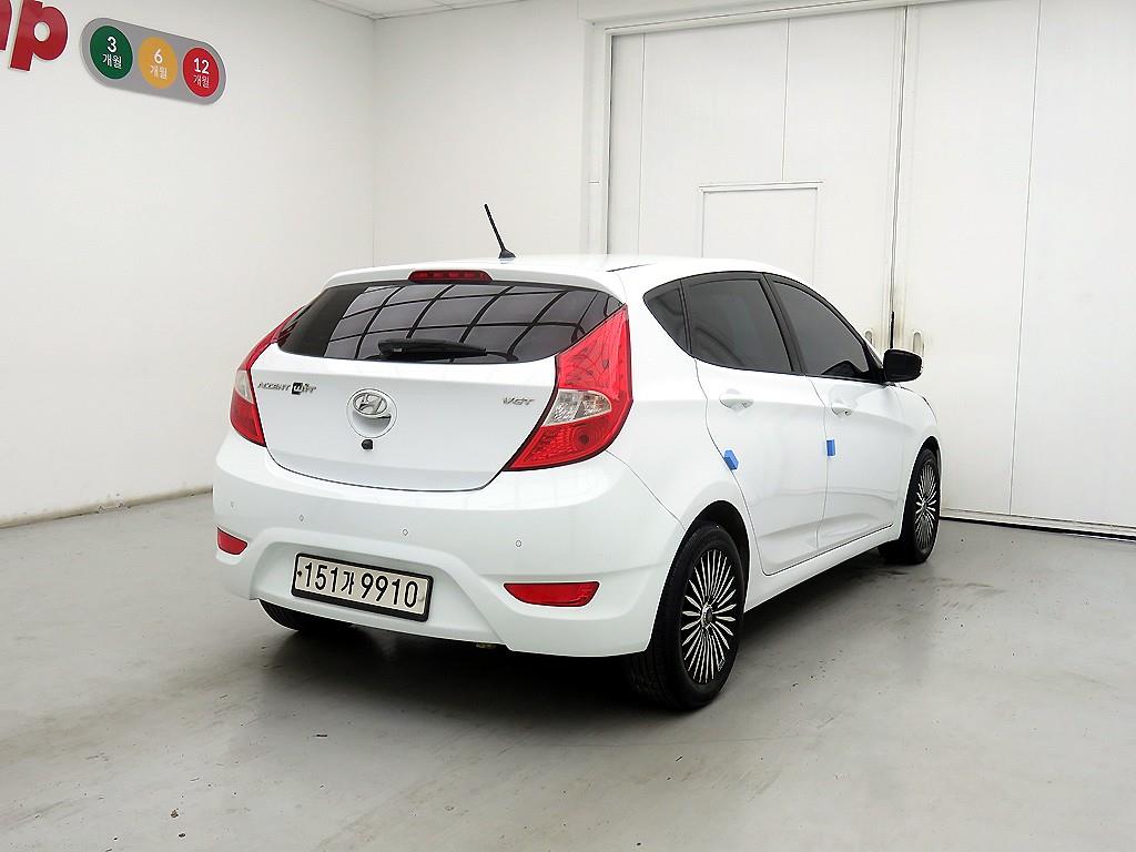 HYUNDAI Accent - Vista 4