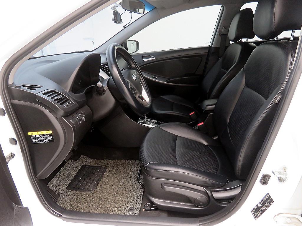 HYUNDAI Accent - Vista 6