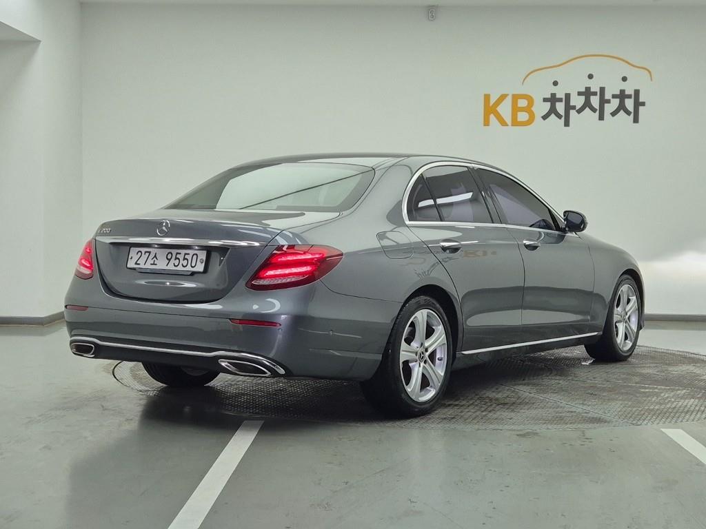 Mercedes Benz E class - Vista 4