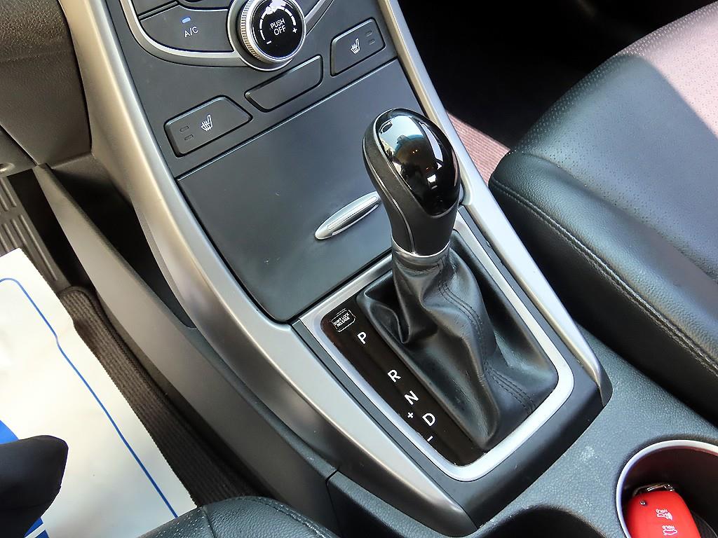 HYUNDAI Avante - Vista 10
