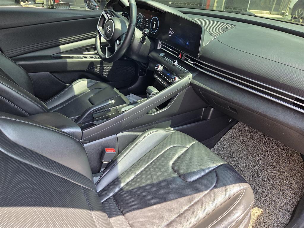 HYUNDAI Avante - Vista 10