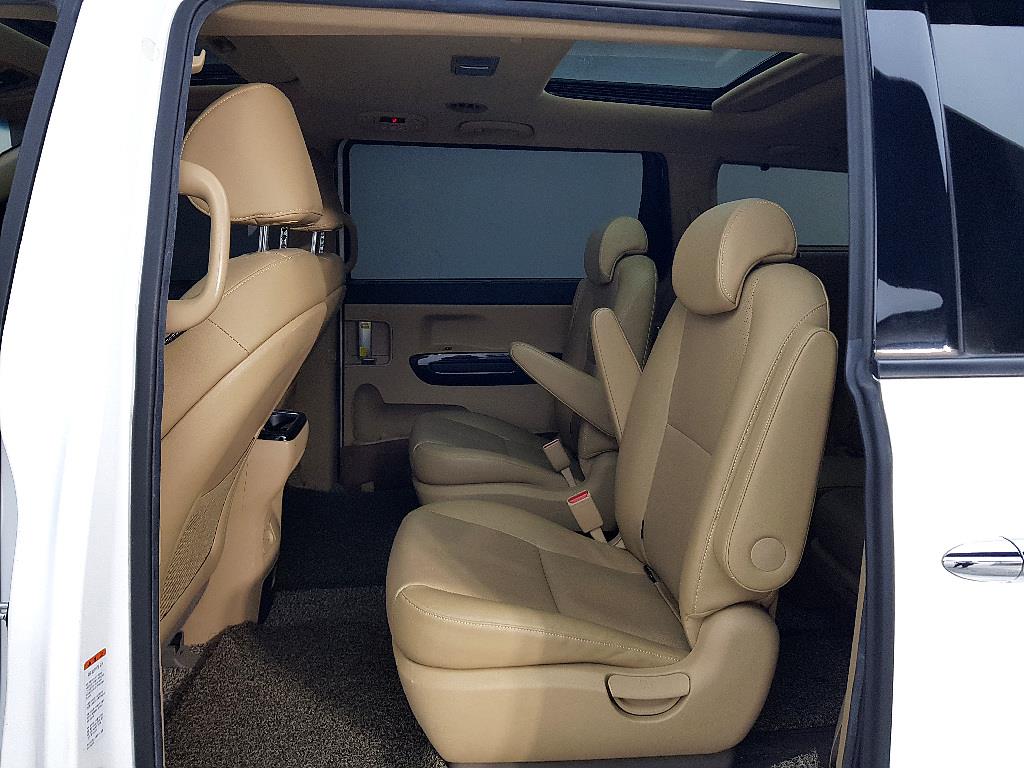KIA Carnival - Vista 9
