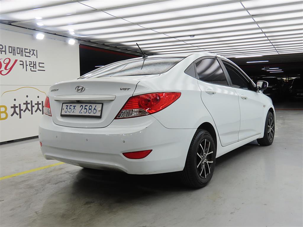 HYUNDAI Accent - Vista 4