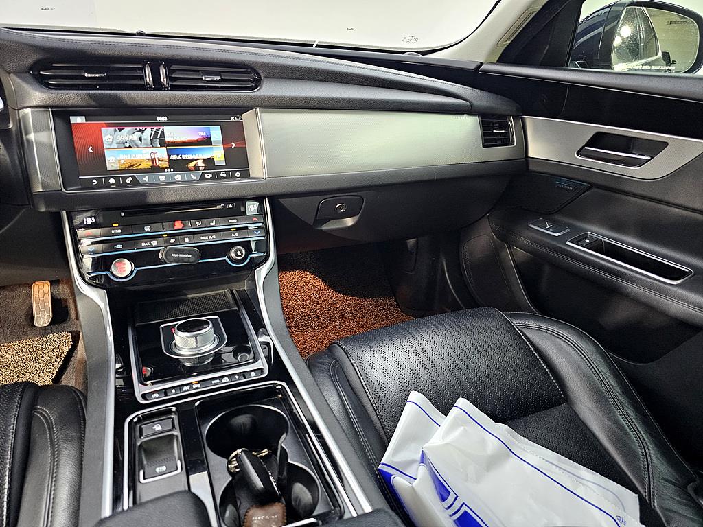 Jaguar XF - Vista 10