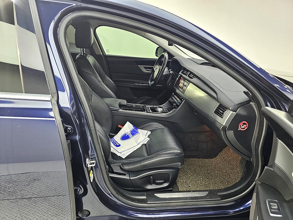 Jaguar XF - Vista 11