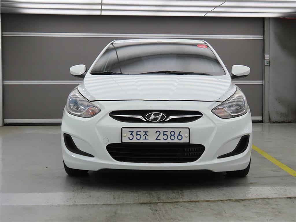 HYUNDAI Accent - Vista 2