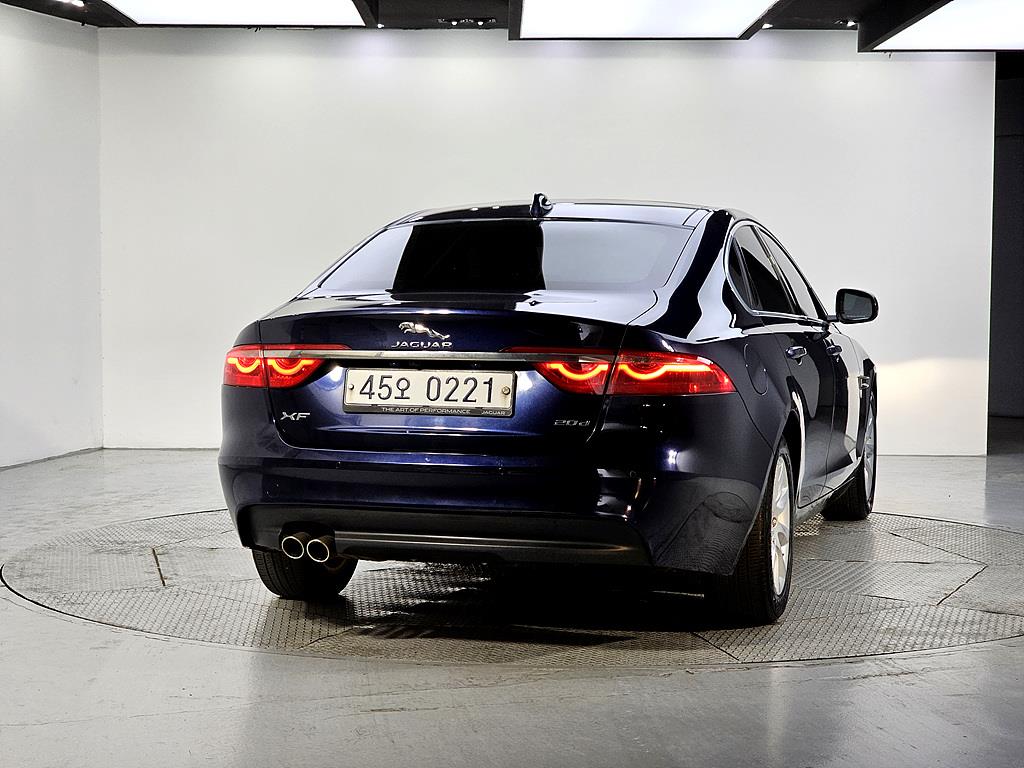Jaguar XF - Vista 3