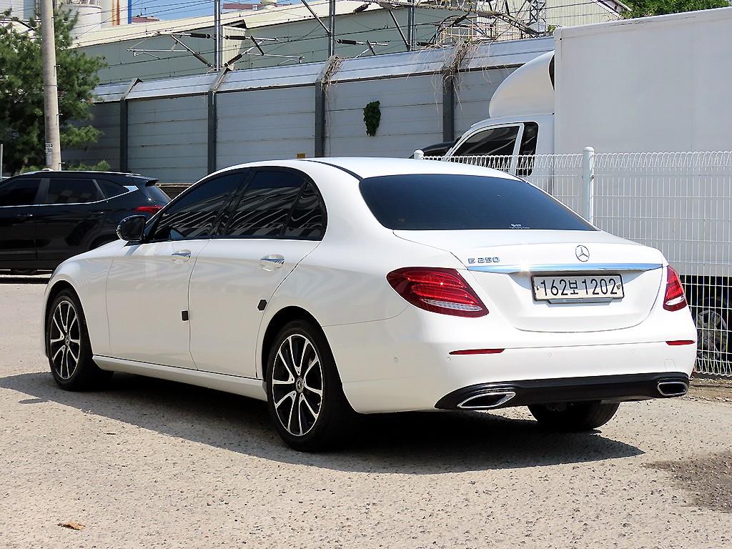 Mercedes Benz E class - Vista 3