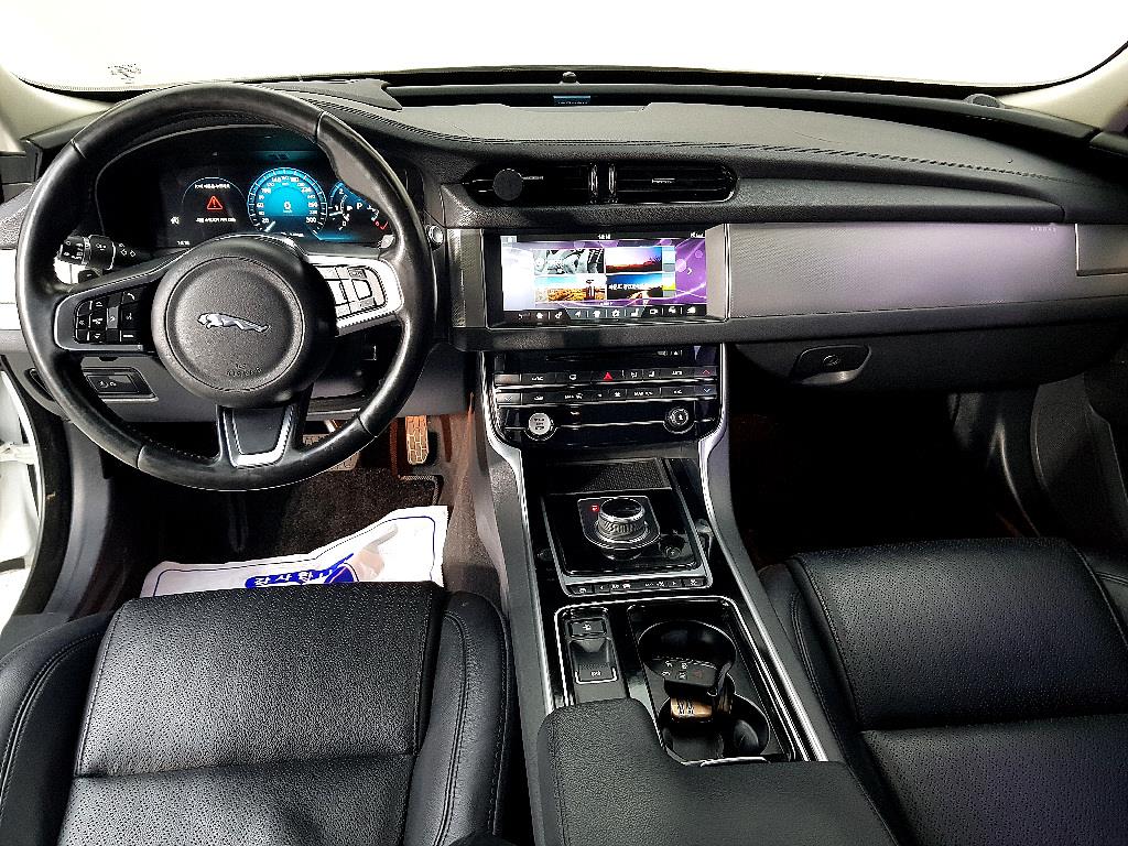Jaguar XF - Vista 5