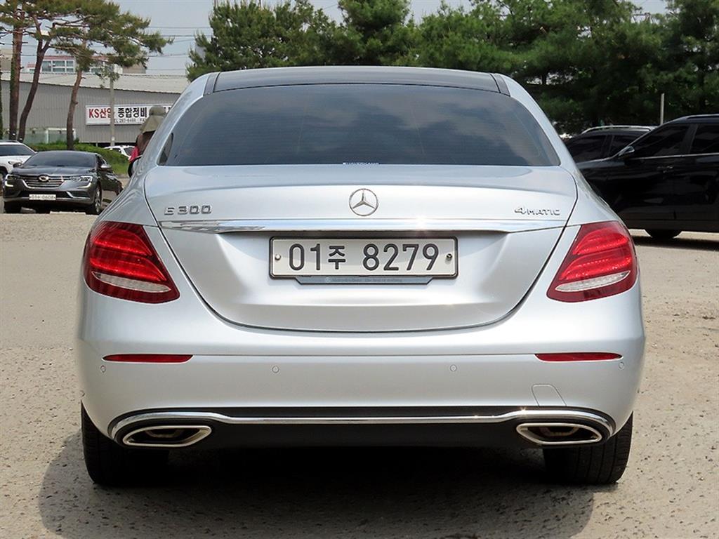 Mercedes Benz E class - Vista 4