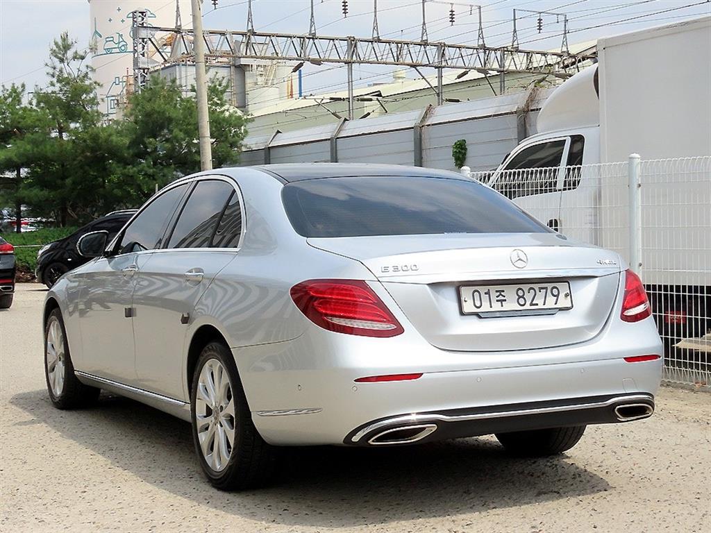 Mercedes Benz E class - Vista 3