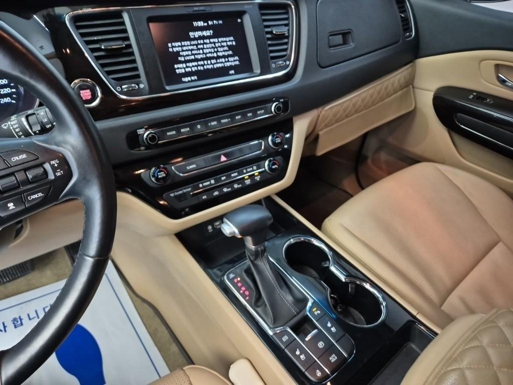 KIA Carnival - Vista 10
