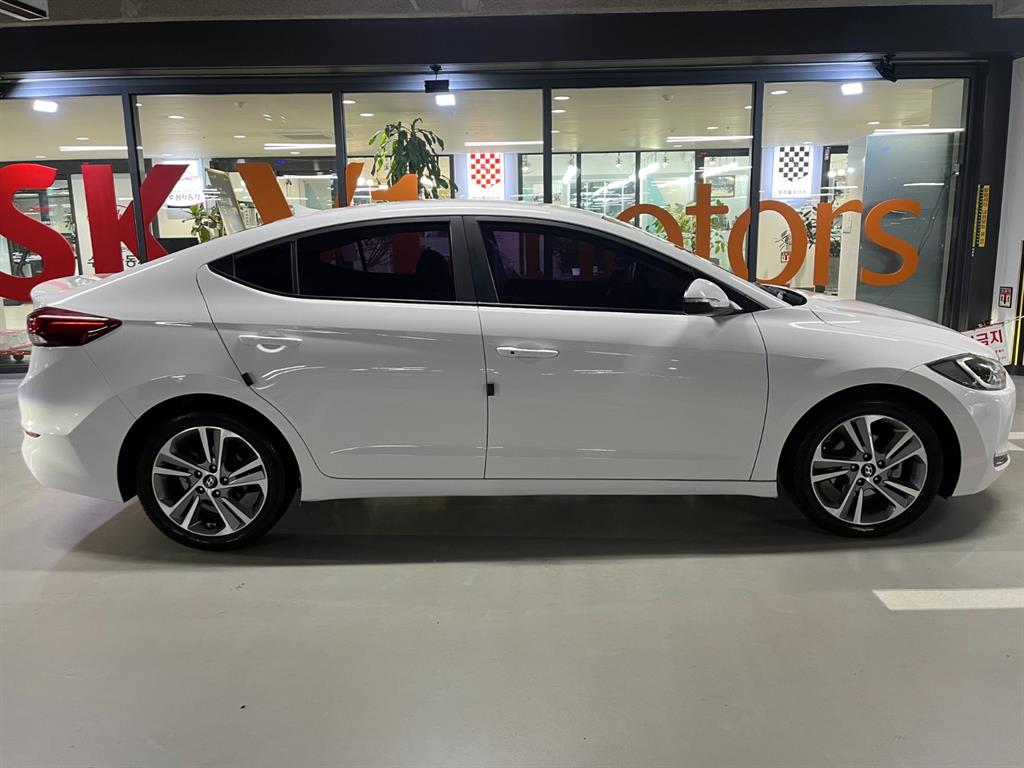 HYUNDAI Avante - Vista 3