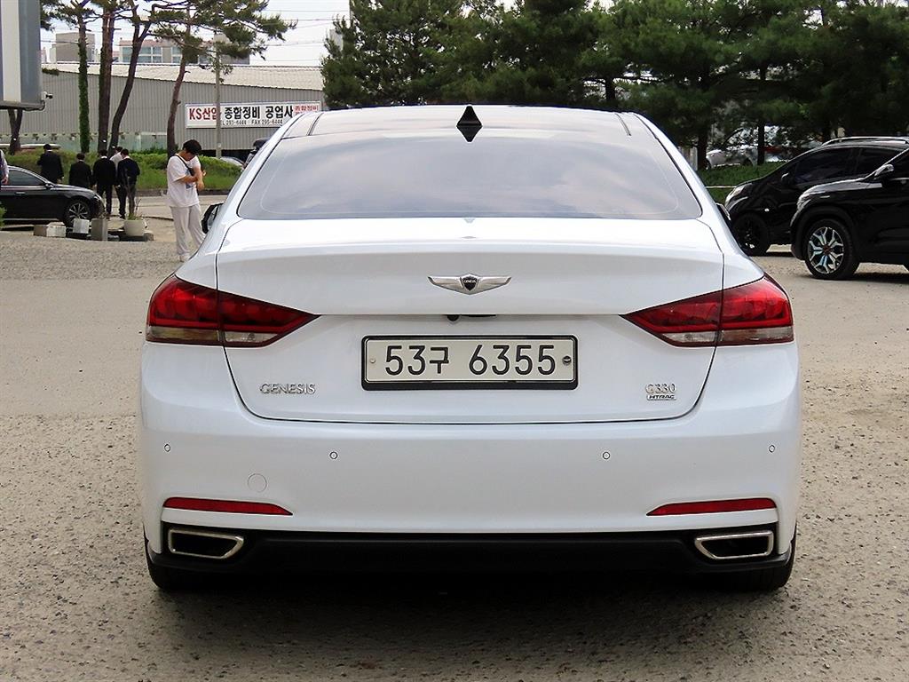 HYUNDAI Genesis - Vista 4