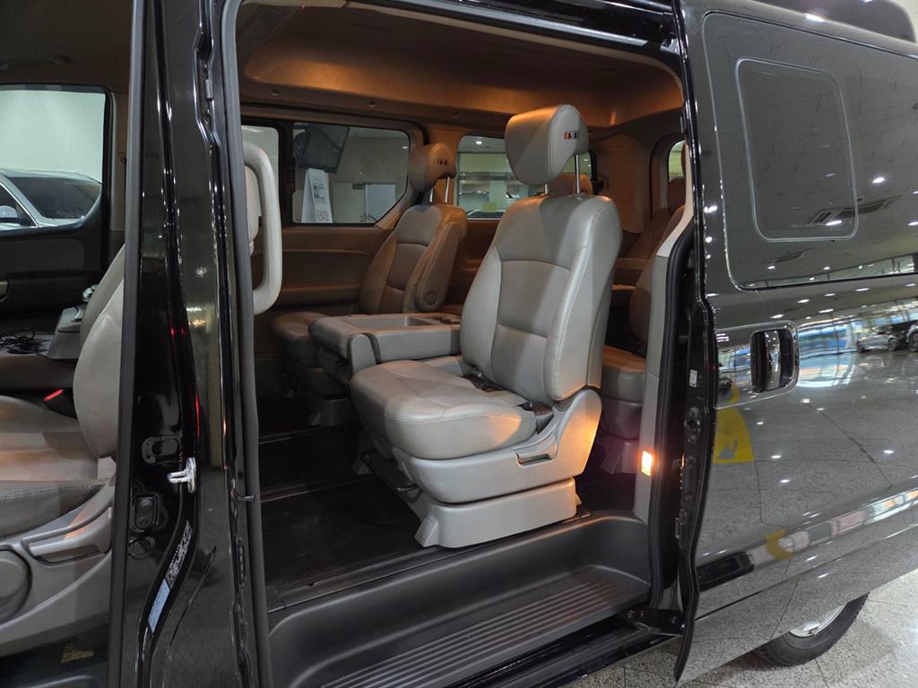 HYUNDAI Starex - Vista 7