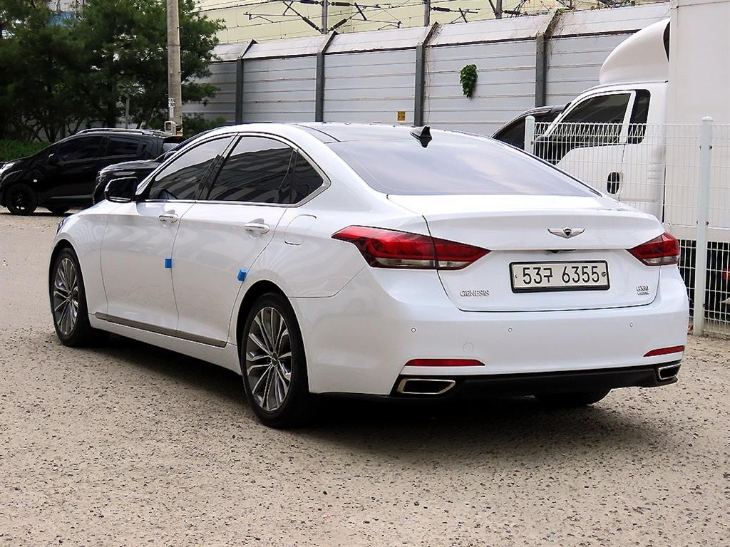 HYUNDAI Genesis - Vista 3