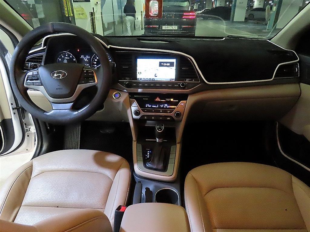 HYUNDAI Avante - Vista 10