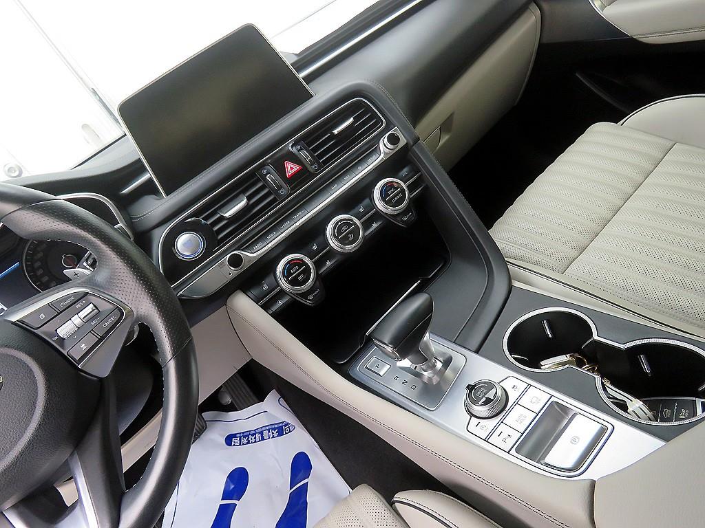 Genesis G70 - Vista 10