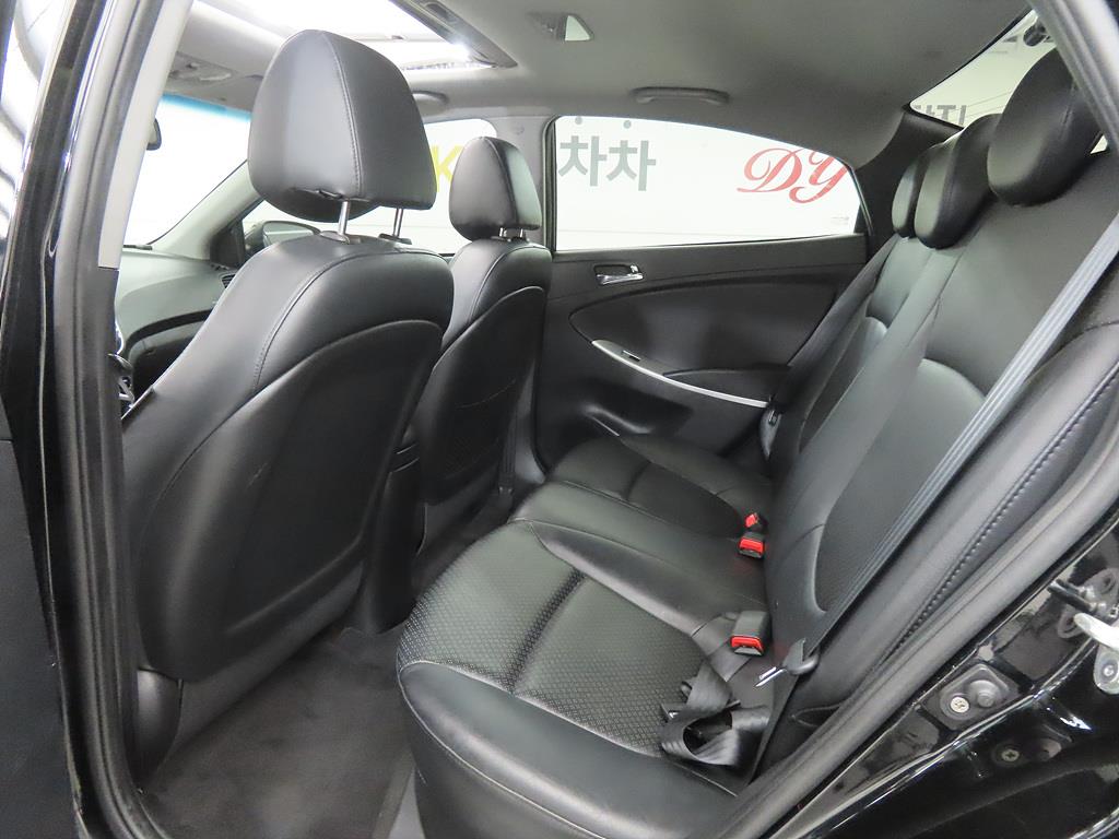 HYUNDAI Accent - Vista 6