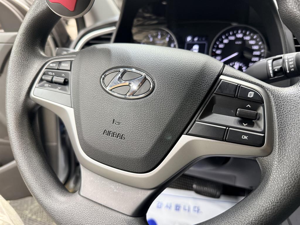 HYUNDAI Avante - Vista 12