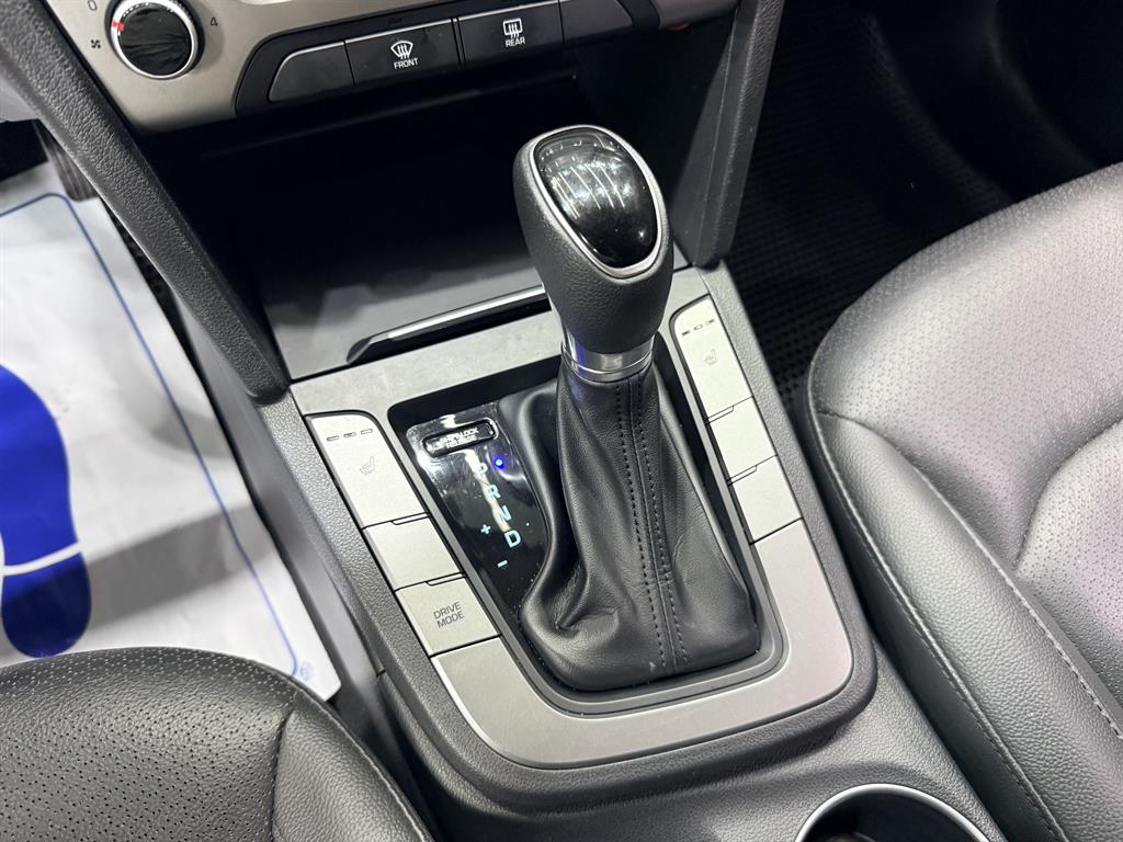 HYUNDAI Avante - Vista 10