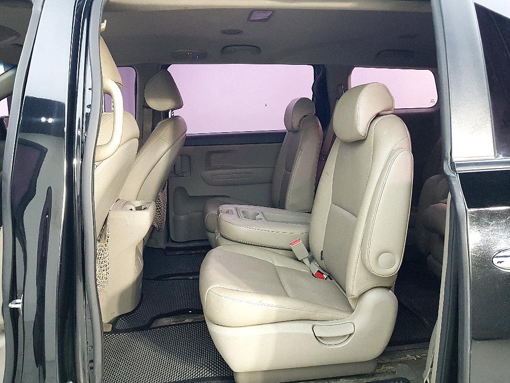 KIA Carnival - Vista 9