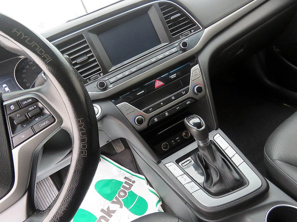 HYUNDAI Avante - Vista 10