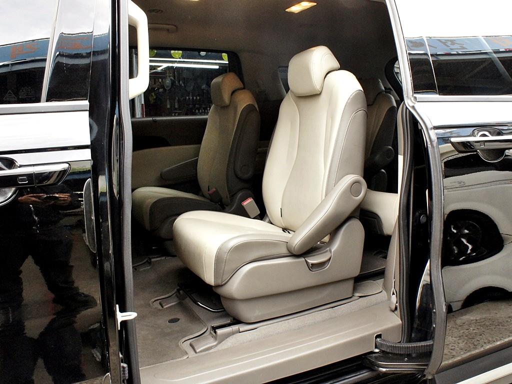 KIA Carnival - Vista 11