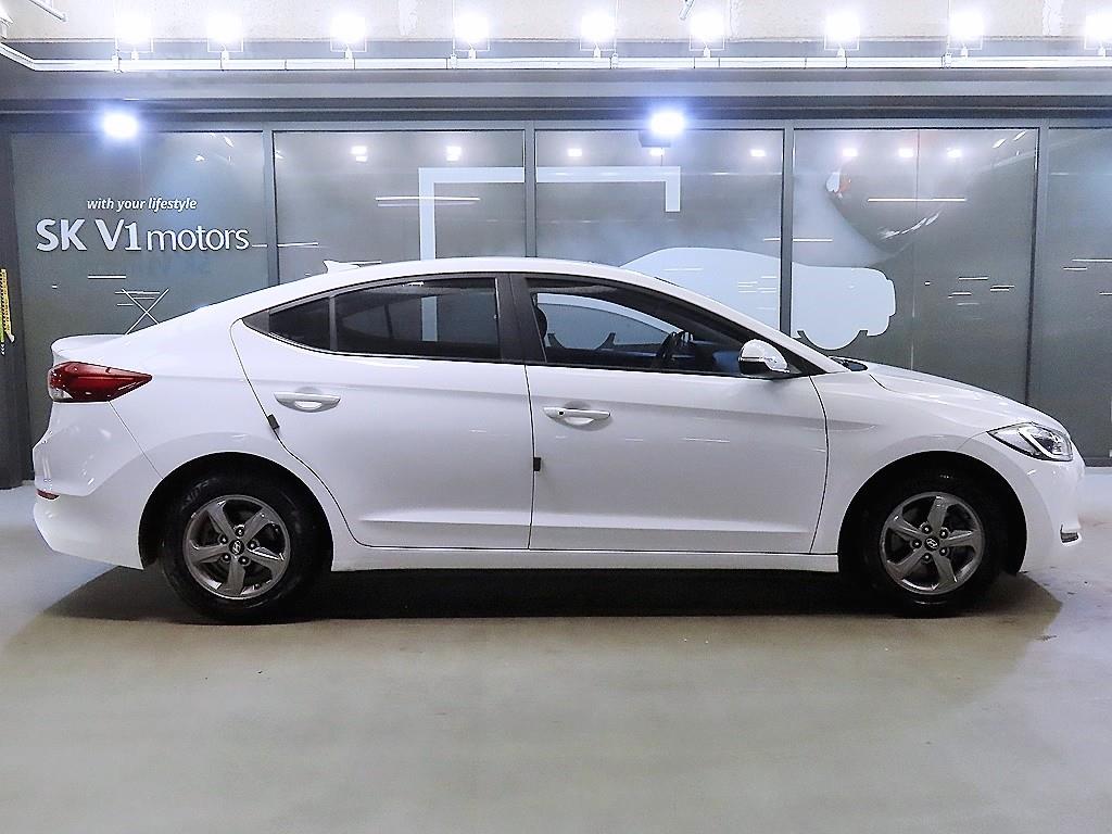 HYUNDAI Avante - Vista 3