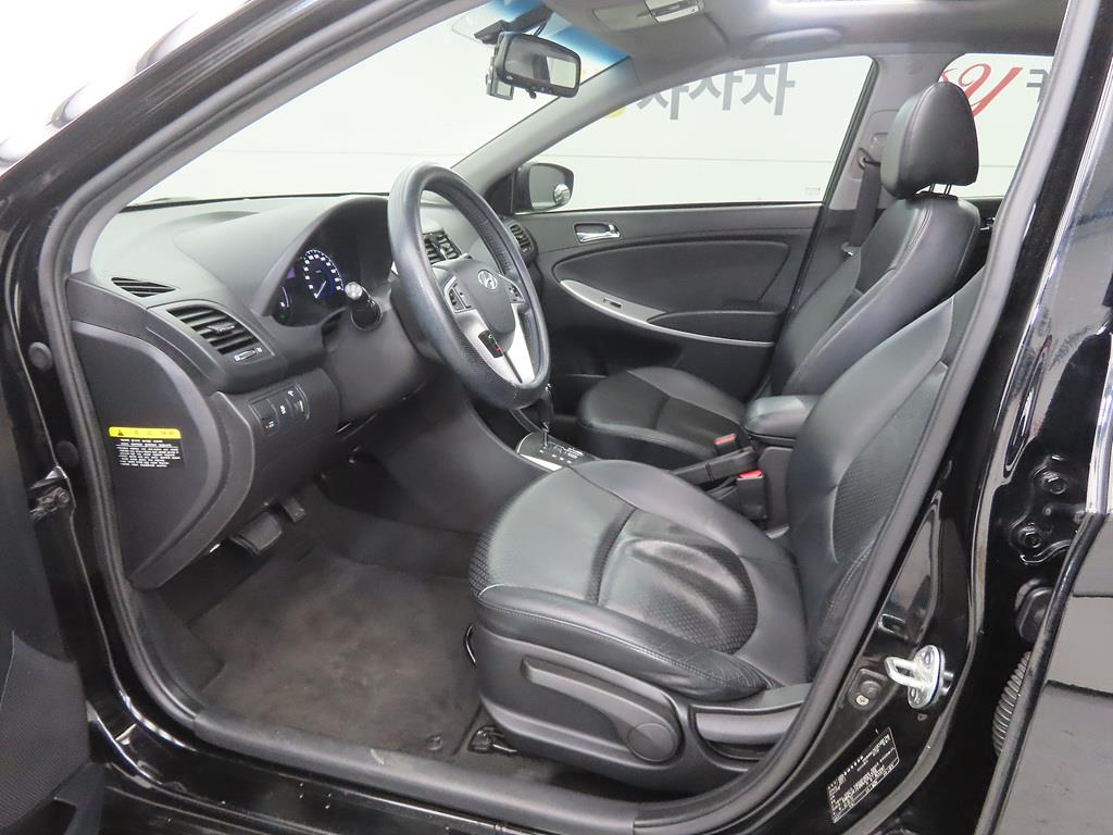 HYUNDAI Accent - Vista 5