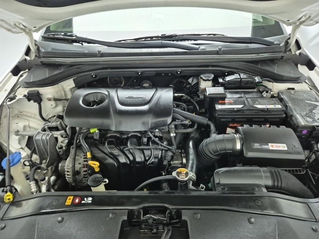 HYUNDAI Avante - Vista 5