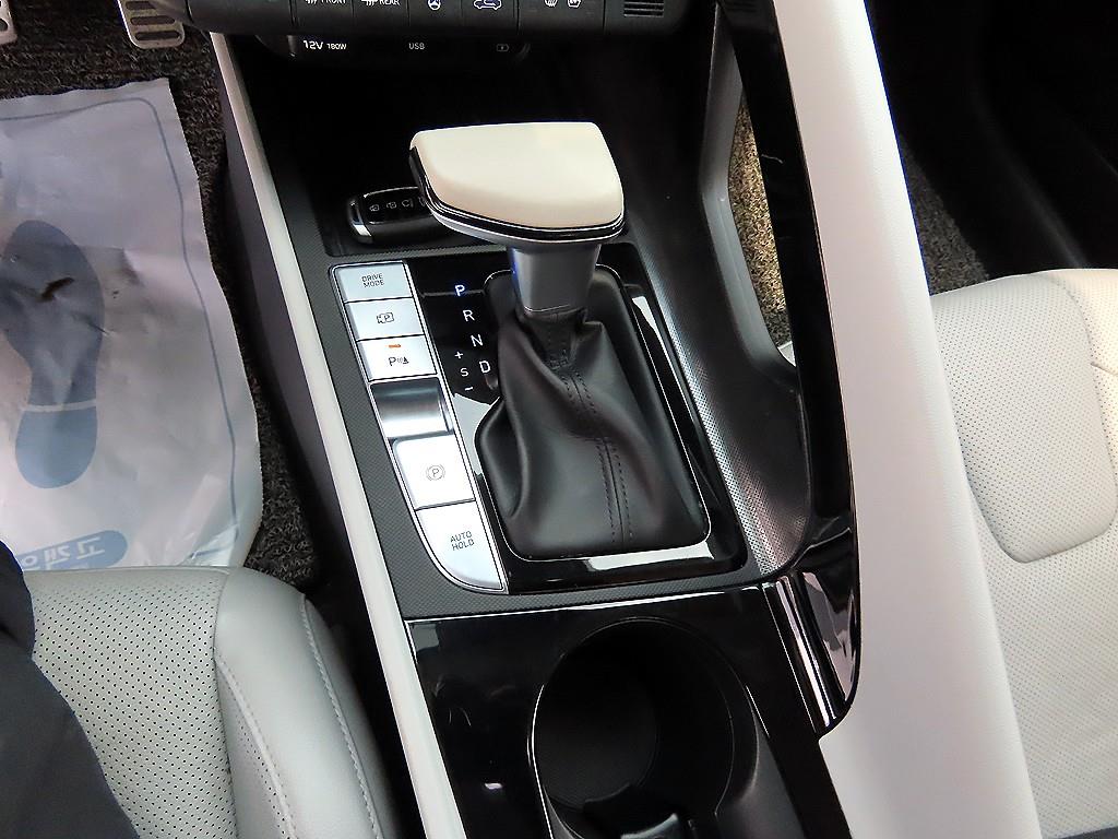 HYUNDAI Avante - Vista 10