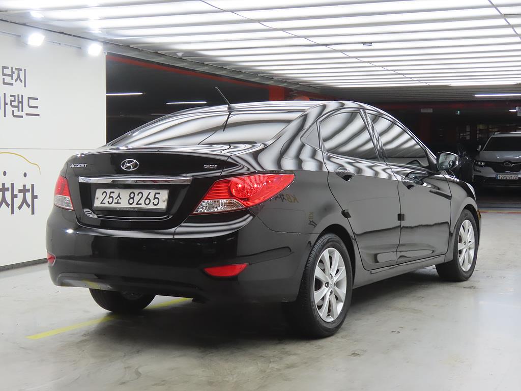 HYUNDAI Accent - Vista 4
