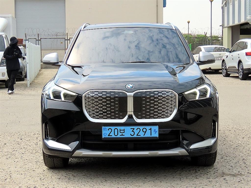 BMW iX1 2024 Negro - Importación desde Corea - HF Imports Iquique - Foto 1