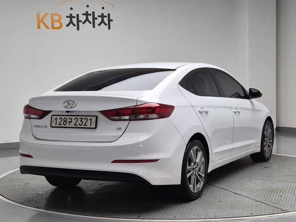 HYUNDAI Avante - Vista 3