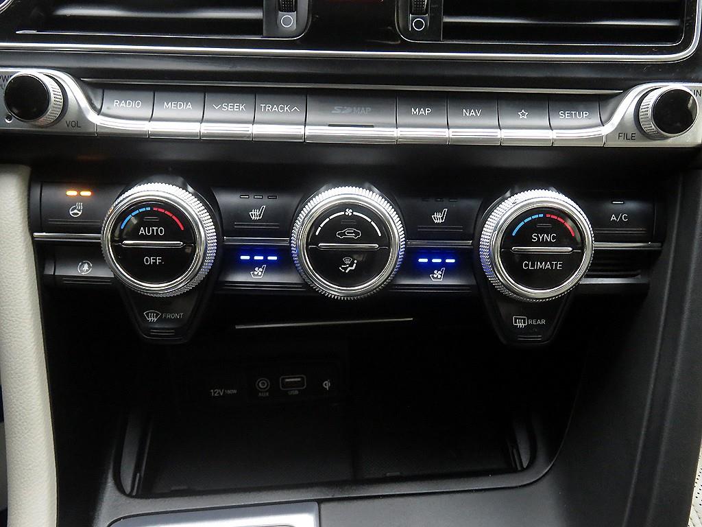 Genesis G70 - Vista 12