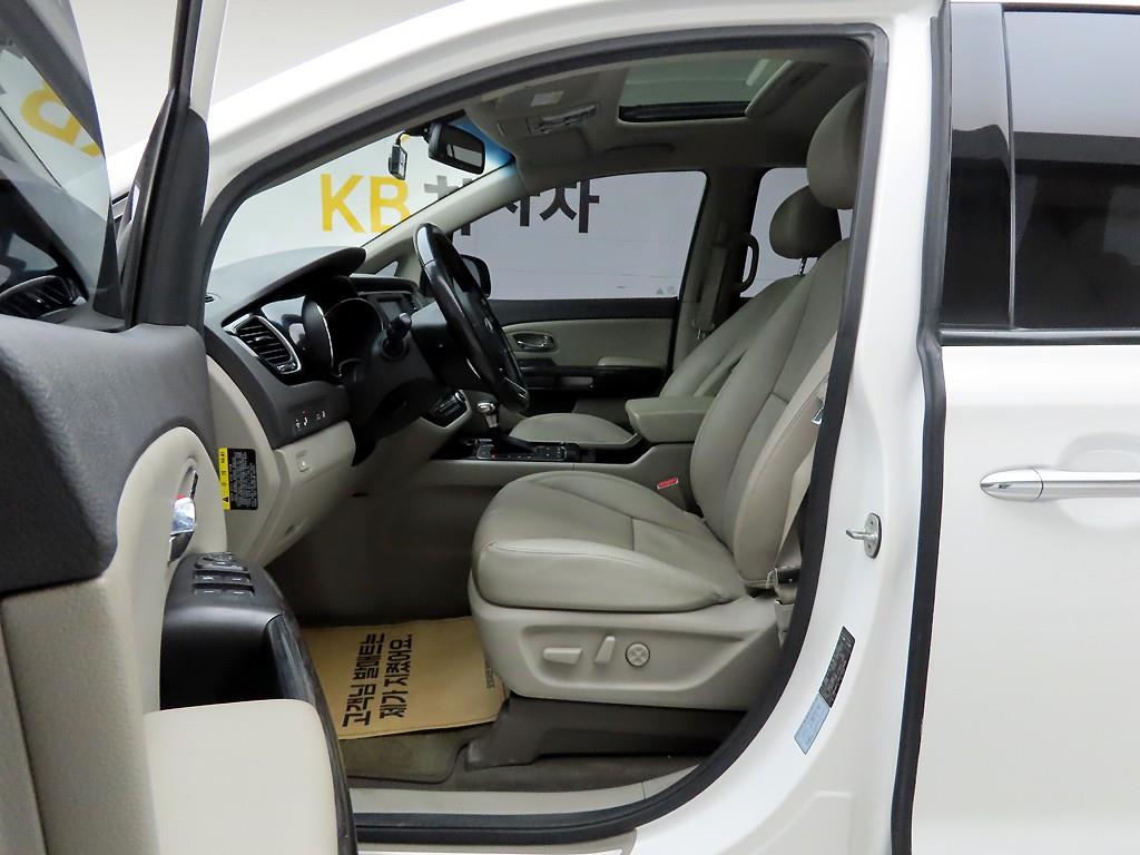 KIA Carnival - Vista 11