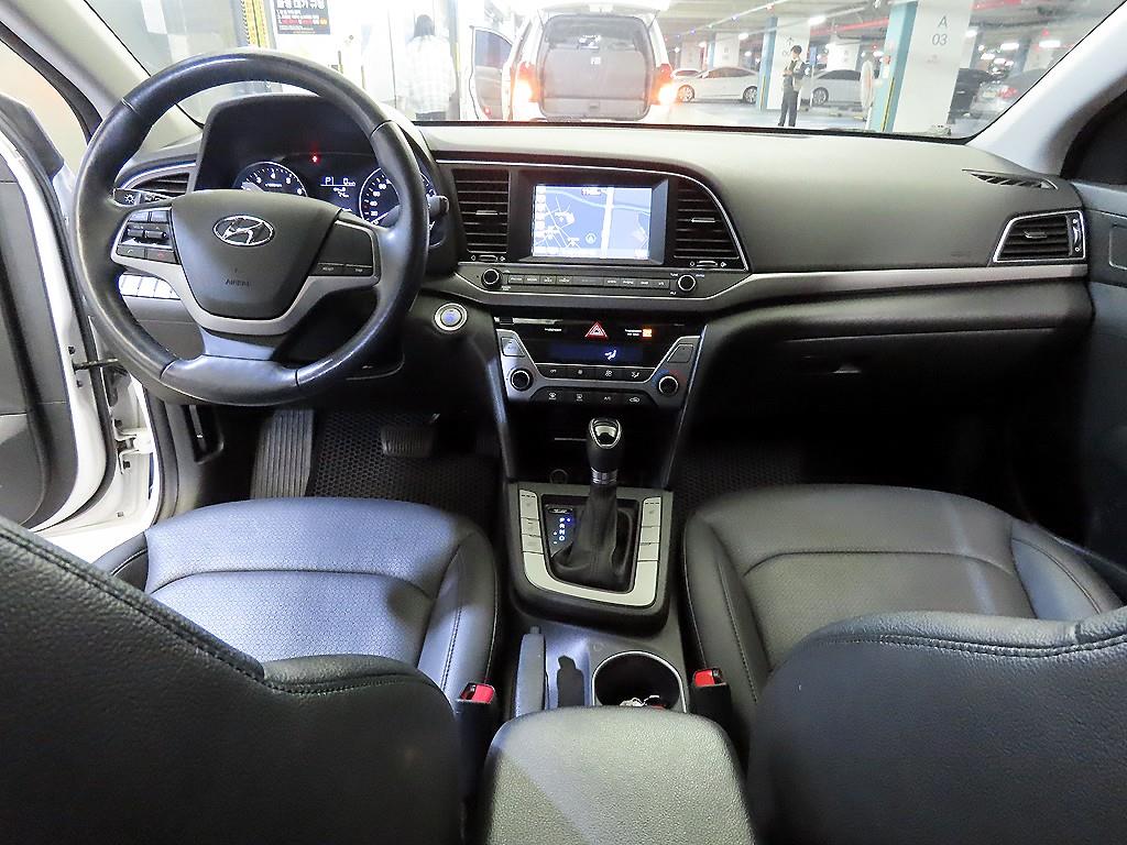 HYUNDAI Avante - Vista 10