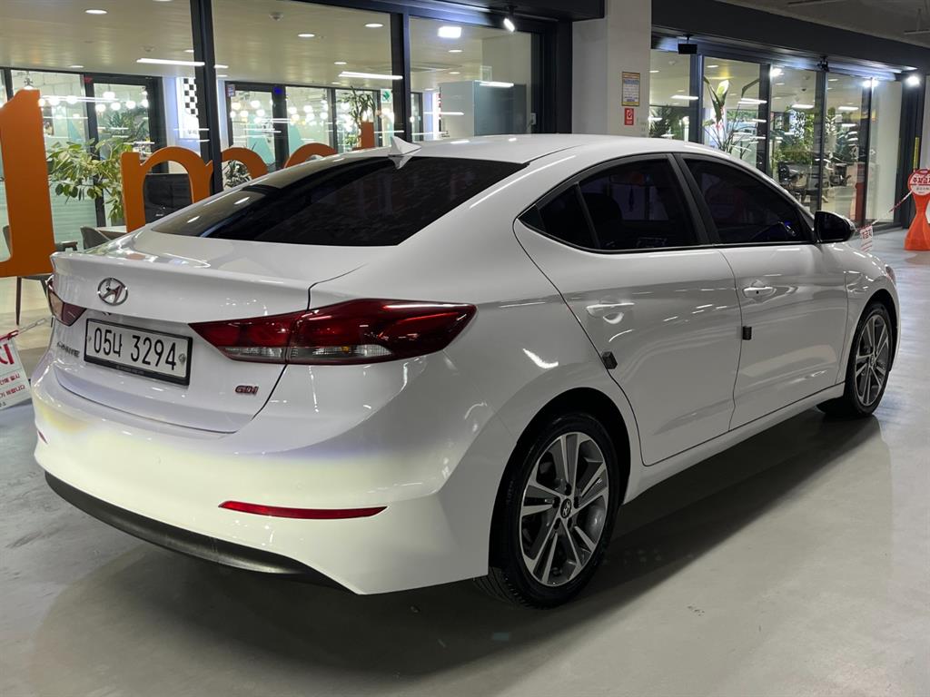 HYUNDAI Avante - Vista 4