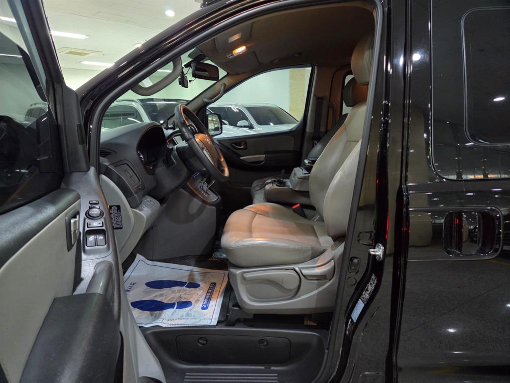HYUNDAI Starex - Vista 6