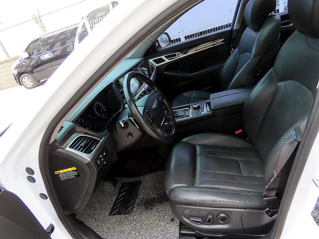HYUNDAI Genesis - Vista 5