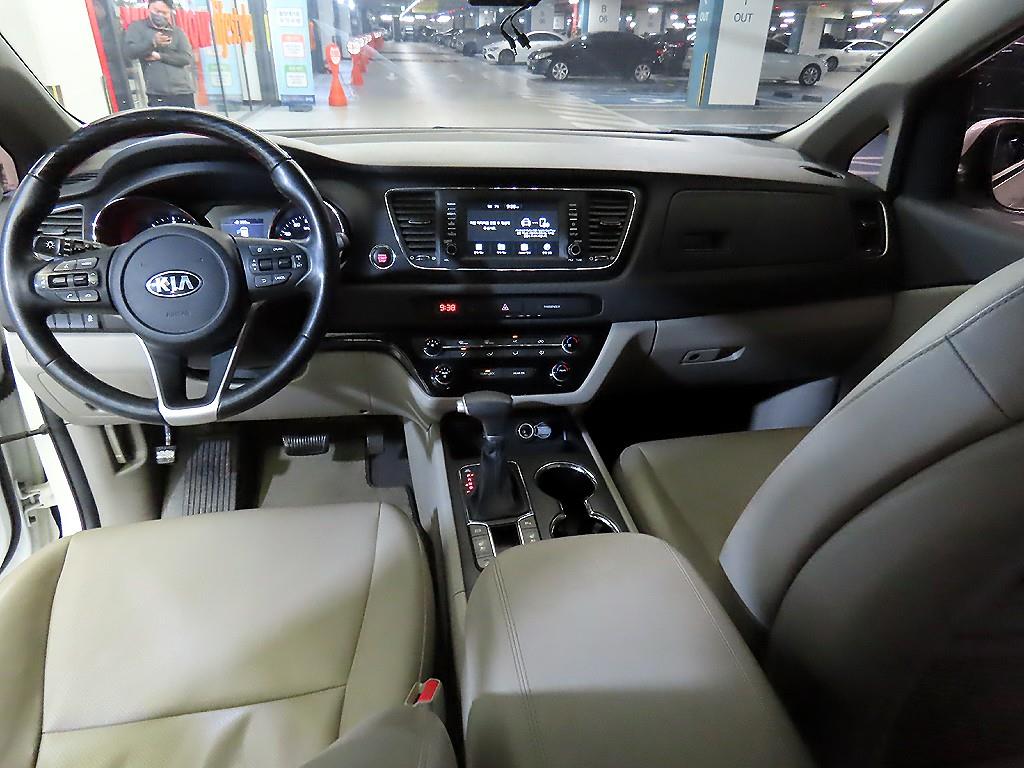 KIA Carnival - Vista 10