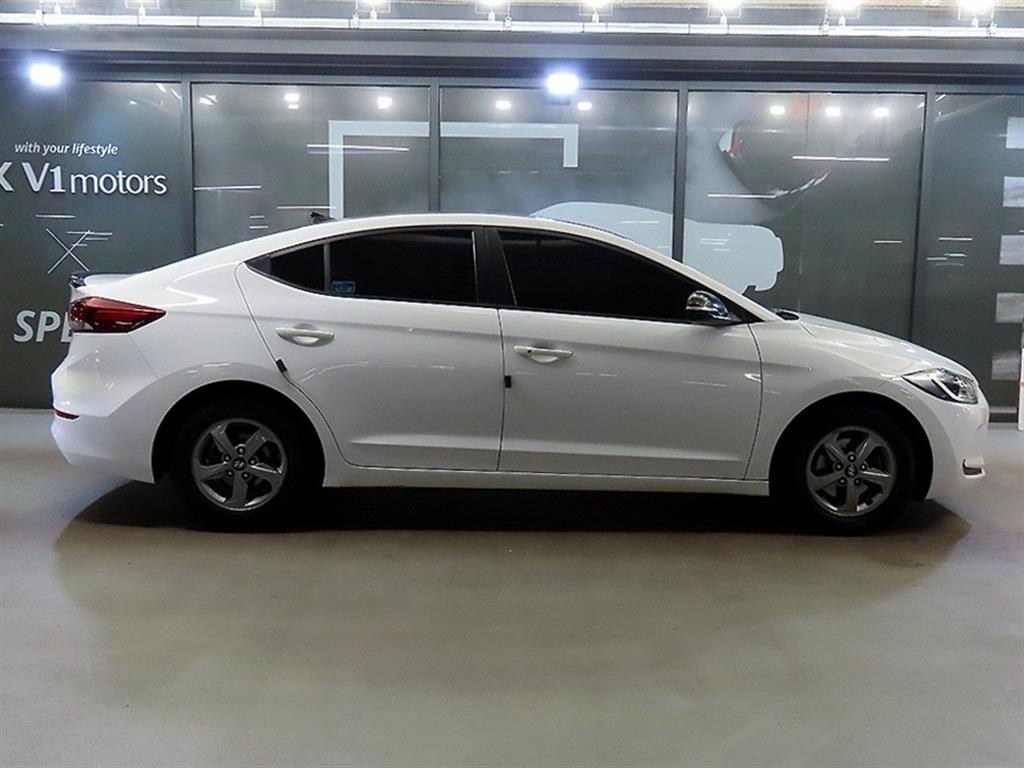 HYUNDAI Avante - Vista 3