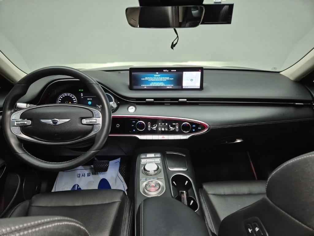 Genesis GV70 - Vista 8